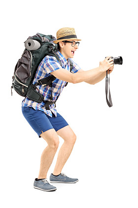 男性游客拍照图片