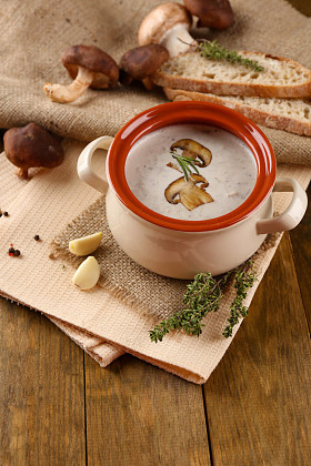 在锅中，木制的背景上的蘑菇汤