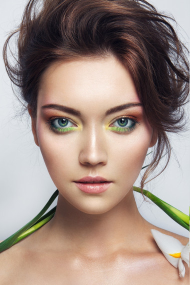 特寫(xiě)的畫(huà)室肖像，美麗的女人圖片