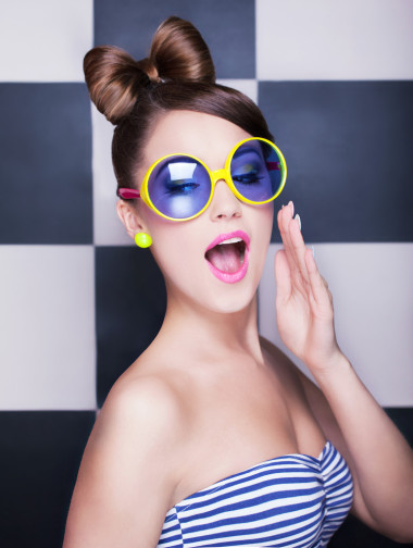 驚訝的年輕女子