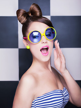 惊讶的年轻女子