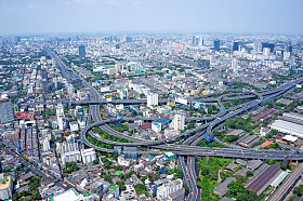 曼谷市容高速公路及公路的顶视图。在曼谷，泰国全景的鸟瞰图