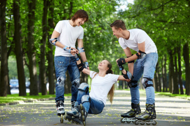 可笑的在滚子上驾驶图片