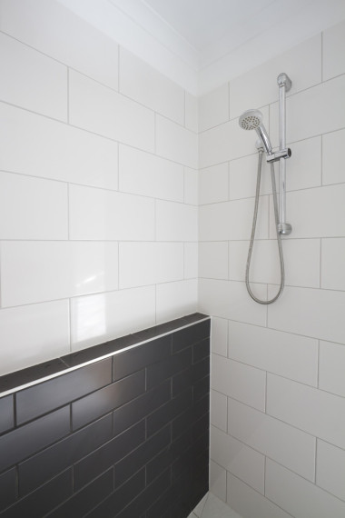 當(dāng)代走在淋浴間圖片