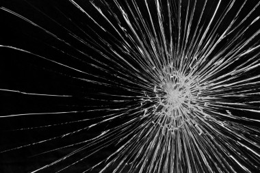 破碎的玻璃窗格照片