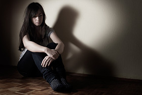 郁闷的少年照片