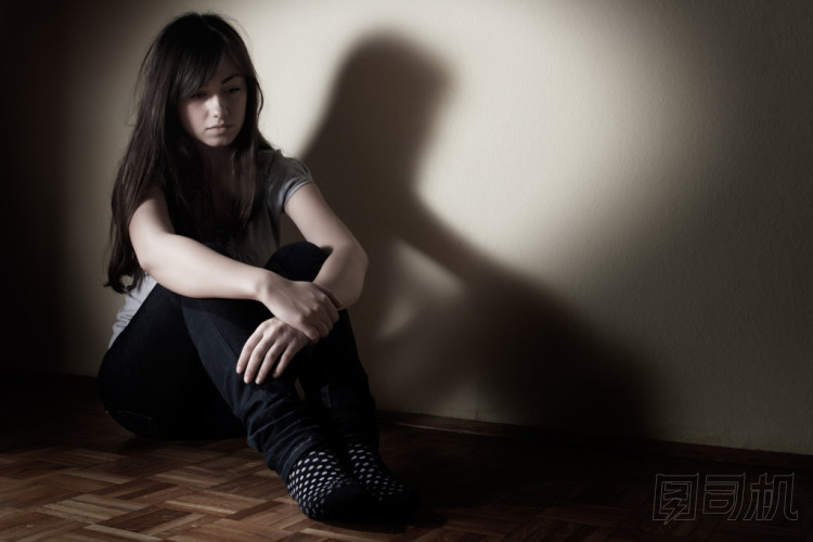 郁悶的少年照片