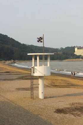 在海滩上观测塔