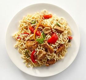与鸡和蔬菜面条图片