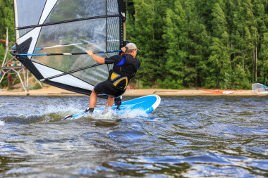年輕的風帆后視圖圖片