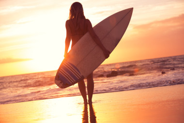 剪影冲浪女孩图片