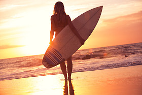 剪影冲浪女孩图片