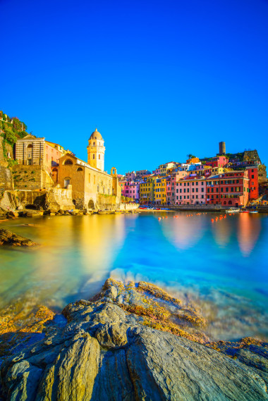 vernazza 村莊、 教會(huì)、 巖石和海港口上的日落。五