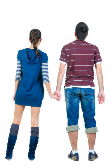 年輕的夫婦看起來在哪里的。后視圖