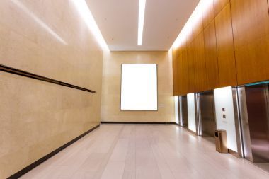 空曠的走廊中的現(xiàn)代化辦公大