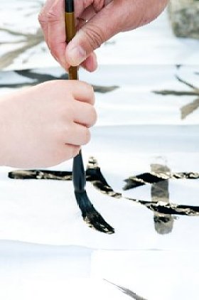 教师帮助学生绘图象形文字图片