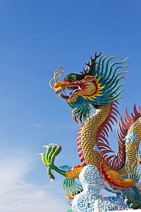 许多大龙是彩色的一个城市是 nakolsawun，泰国