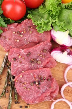 生牛肉肉与蔬菜桌上关闭