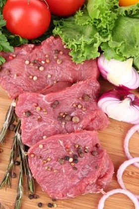 生牛肉肉与蔬菜桌上关闭