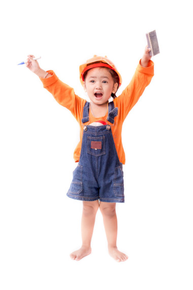 亚洲工程师女婴用橡皮擦画笔和手中的钢笔