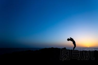 女人做瑜伽落日下的剪影