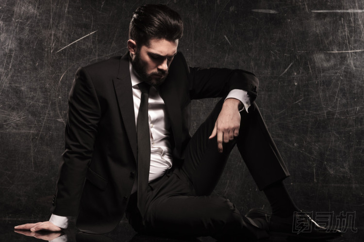 傷心的年輕人有胡子的業(yè)務(wù)人俯視