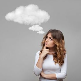 有思想的女人和空云图片