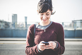 使用智能手机的女人图片
