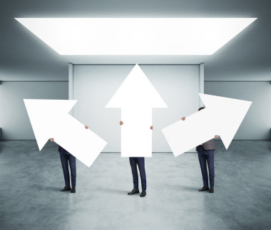 白色箭头的男人