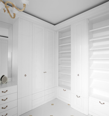 好内部的明亮的衣帽间