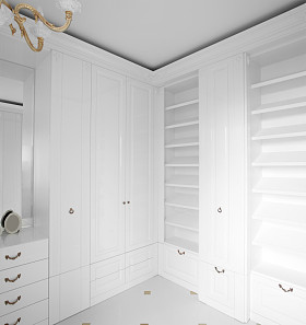 好内部的明亮的衣帽间