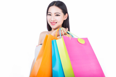 帶著白色背景購物袋的年輕女人