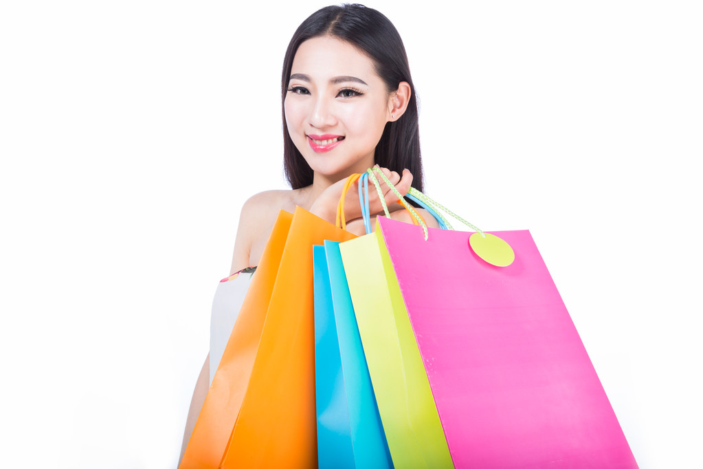 带着白色背景购物袋的年轻女人