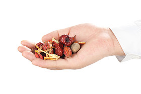 医生抱着少数几个传统中医草药