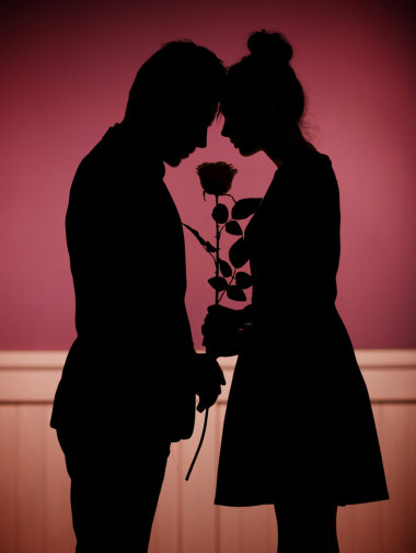 浪漫的场景，对年轻的恋人照片