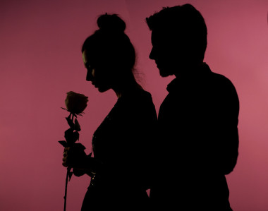 英俊的男人抱著他可愛(ài)的妻子照片