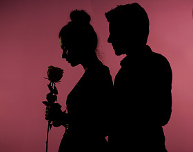 英俊的男人抱着他可爱的妻子照片