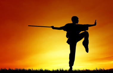 少林在日落時的姿勢照片