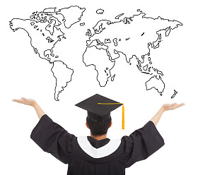 毕业学生张开双臂欢迎世界各地的工作