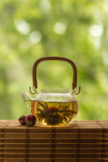 透明茶壺配茶花朵照片