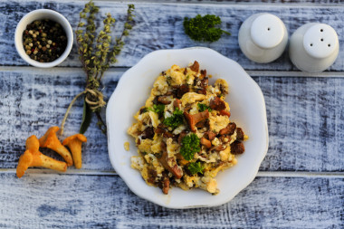 蘑菇-傳統(tǒng)炒蛋和新鮮蘑菇圖片