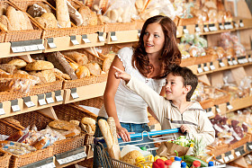 杂货店购物-儿童在一家超市中的女人