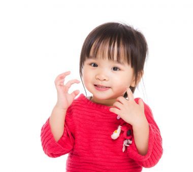 亞洲小女孩摸她的臉圖片