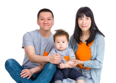 幸福的亞洲家庭，坐在地板上圖片