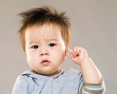 男嬰摸摸他的耳朵圖片