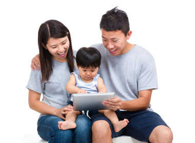 他們的寶貝兒子一起使用平板電腦的父