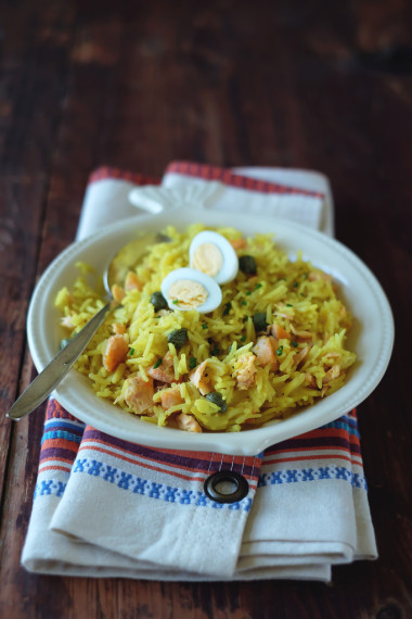 煮熟的大米，与传统的印度菜大杂烩烟熏三文鱼或鲑鱼鱼、 洋葱、 大蒜、 奶粉、 咖喱粉和午餐或晚餐吃配煮熟的鸡蛋中厚板