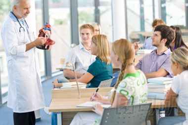 醫(yī)學(xué)學(xué)生與教授