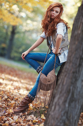 年轻苗条女秋季肖像图片