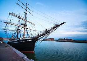 在港口航行船只照片